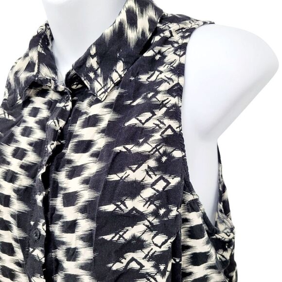 2/$20 Garage Black & White Buttons Down Top Blouse Size: Large - Picture 4 of 9